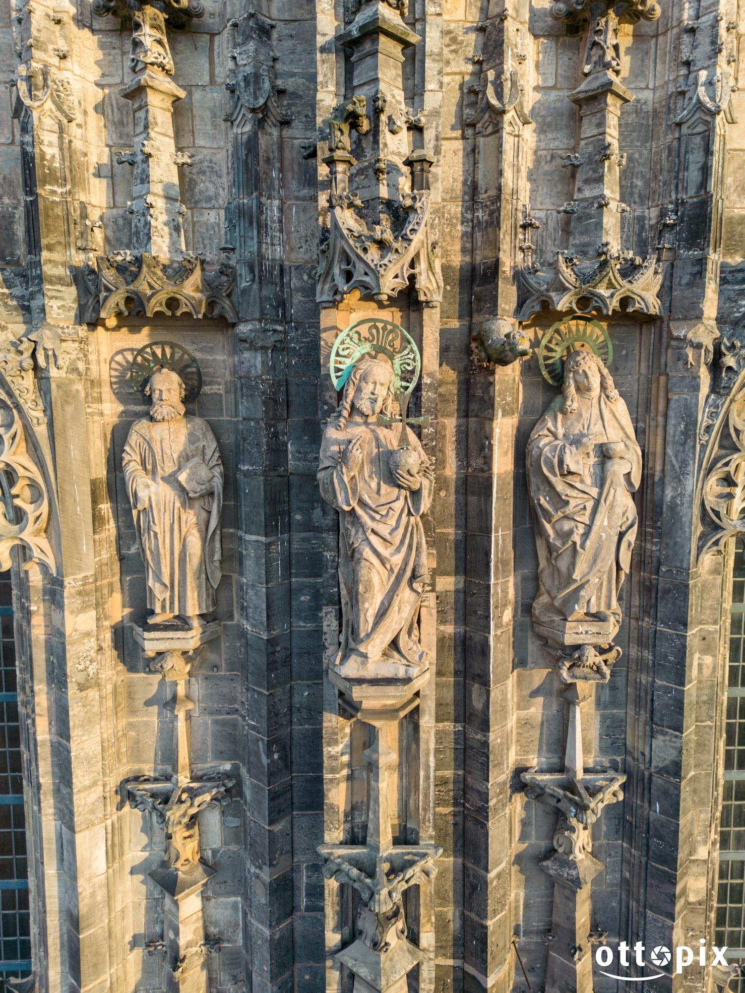 Heilige Skulpturen-Gruppe auf der Westfassade des Doms