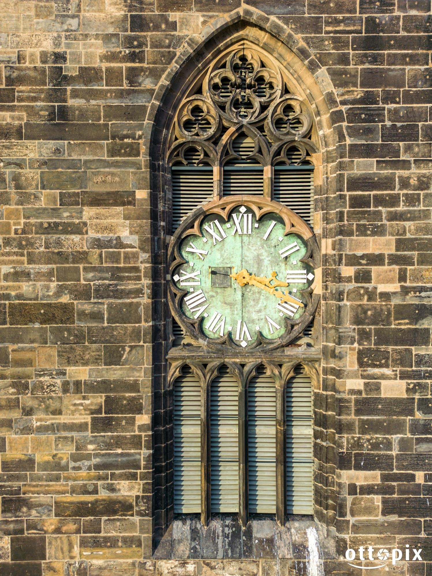 Uhr im Südturm des Doms zu Magdeburg