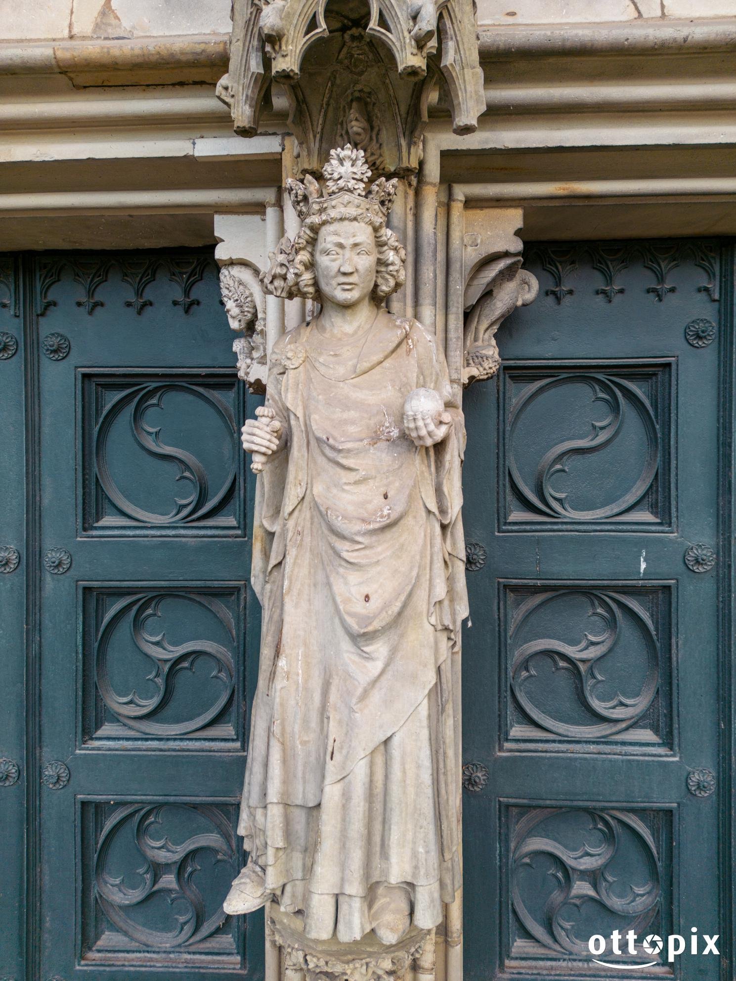 Skulptur am Westeingang des Doms zur Ernst-Kapelle