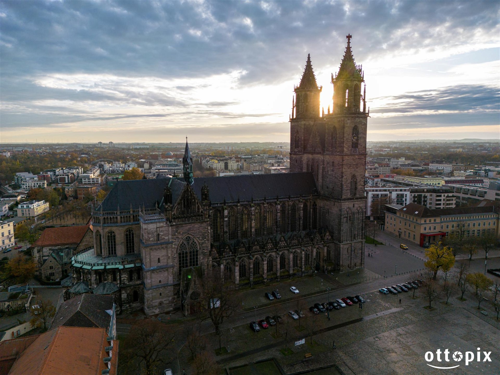 Blick auf die Nordfassade des Doms zu Magdeburg bei untergehender Sonne