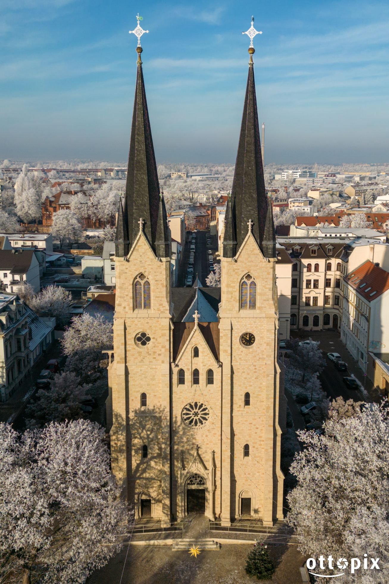 Blick auf die St. Ambrosius Kirche und über Magdeburg Sudenburg im Winter