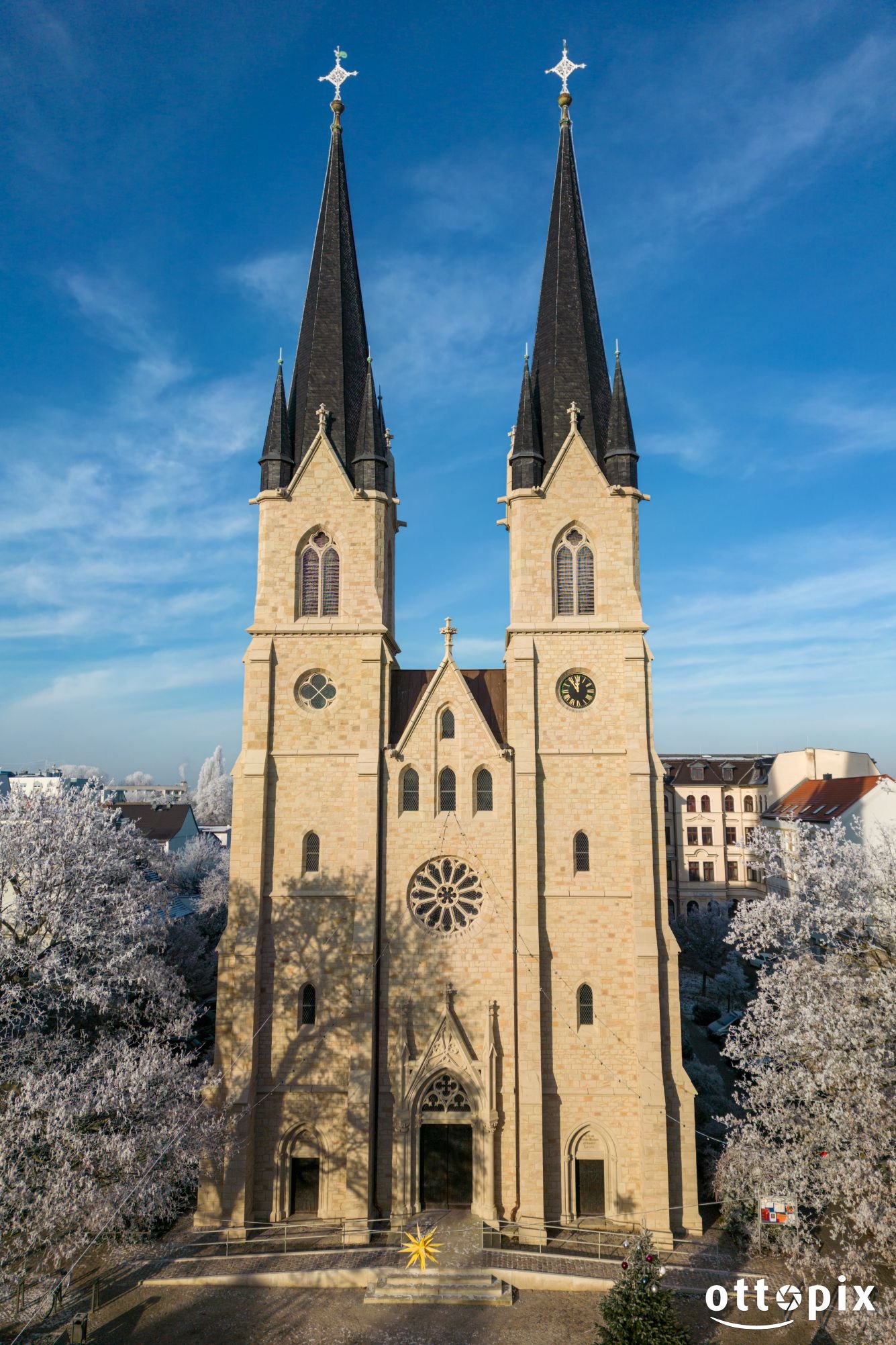 Blick auf die St. Ambrosius Kirche im Winter